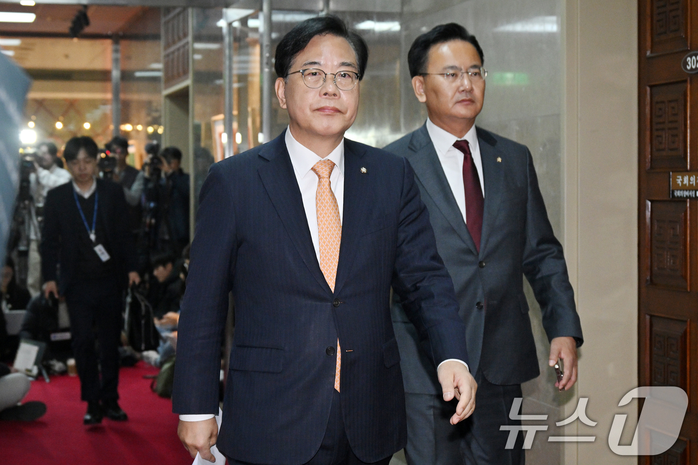 (서울=뉴스1) 신웅수 기자 = 송언석 국민의힘 원내대표가 9일 서울 여의도 국회에서 우원식 국회의장, 김병기 더불어민주당 원내대표와 회동을 갖기 위해 의장실로 향하고 있다. (공 …