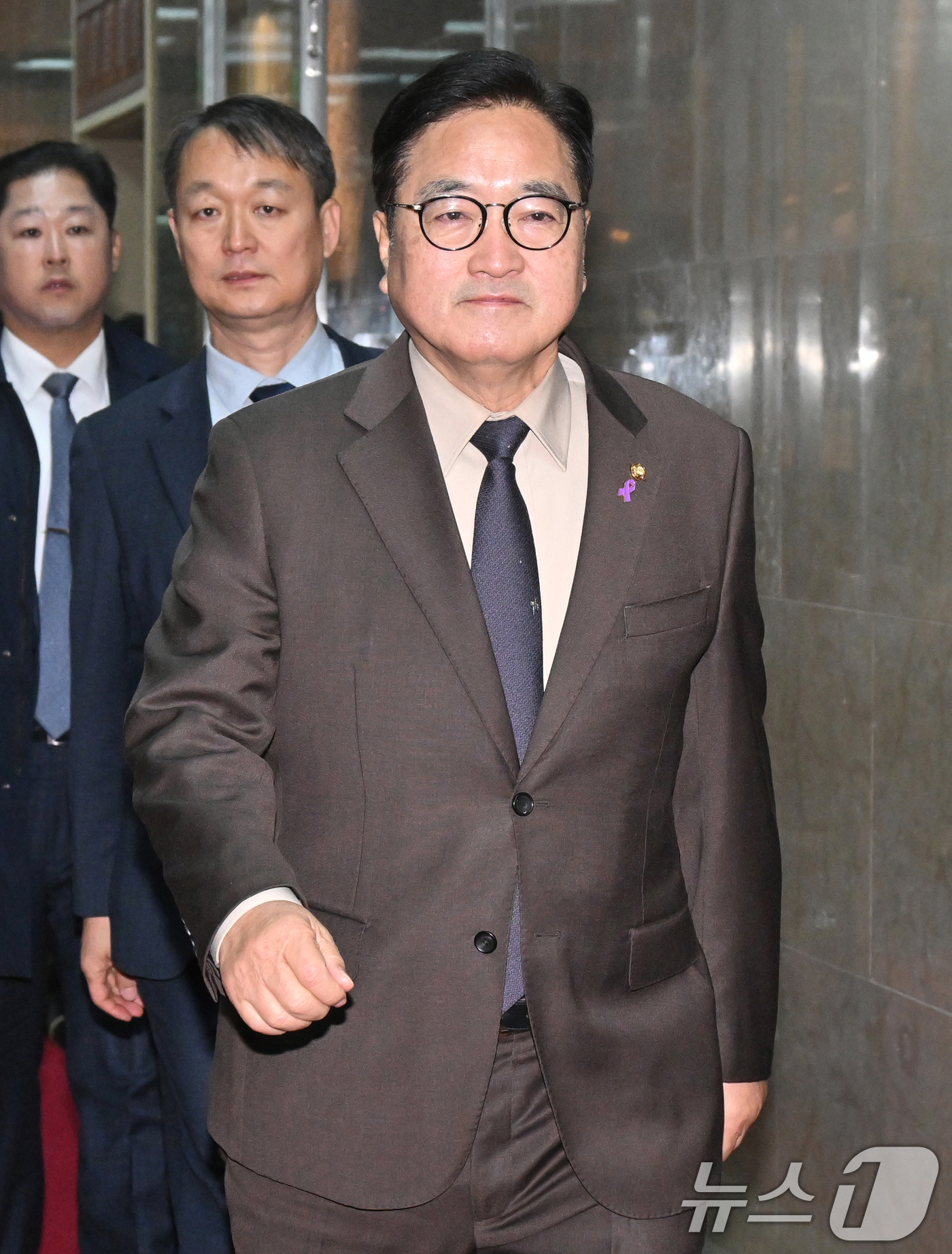 (서울=뉴스1) 신웅수 기자 = 우원식 국회의장이 9일 서울 여의도 국회에서 여야 원내대표 회동을 하기 위해 의장실로 향하고 있다. (공동취재) 2025.12.9/뉴스1