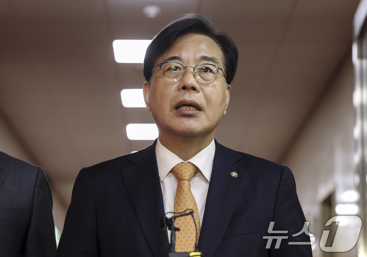 (서울=뉴스1) 이승배 기자 = 국민의힘 송언석 원내대표가 9일 오전 서울 여의도 국회 의장실 앞에서 '국회의장 및 양당 원내대표 회동 전 입장발표 기자회견'을 하고 있다. (공동 …