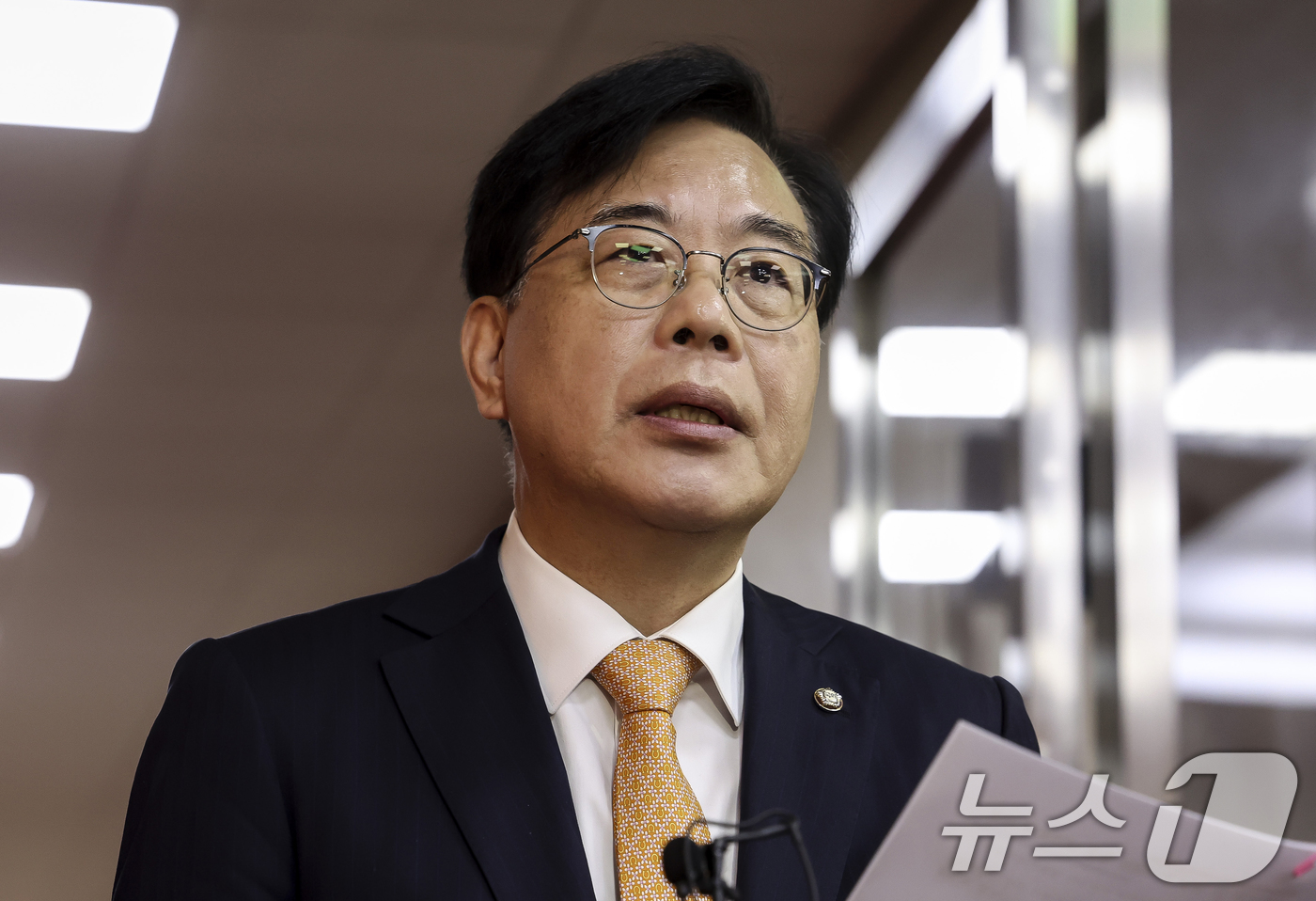 (서울=뉴스1) 이승배 기자 = 국민의힘 송언석 원내대표가 9일 오전 서울 여의도 국회 의장실 앞에서 '국회의장 및 양당 원내대표 회동 전 입장발표 기자회견'을 하고 있다. (공동 …