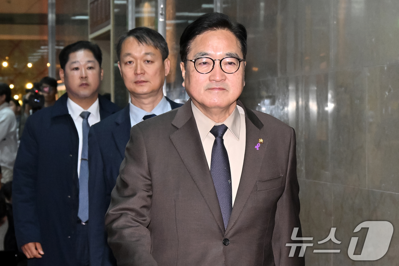 (서울=뉴스1) 신웅수 기자 = 우원식 국회의장이 9일 서울 여의도 국회에서 여야 원내대표 회동을 하기 위해 의장실로 향하고 있다. (공동취재) 2025.12.9/뉴스1