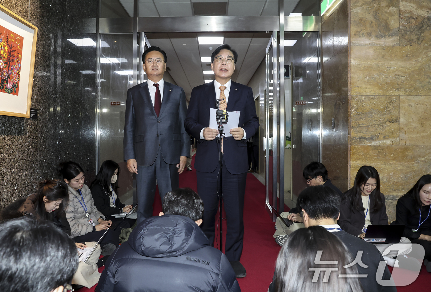 (서울=뉴스1) 이승배 기자 = 국민의힘 송언석 원내대표가 9일 오전 서울 여의도 국회 의장실 앞에서 '국회의장 및 양당 원내대표 회동 전 입장발표 기자회견'을 하고 있다. (공동 …