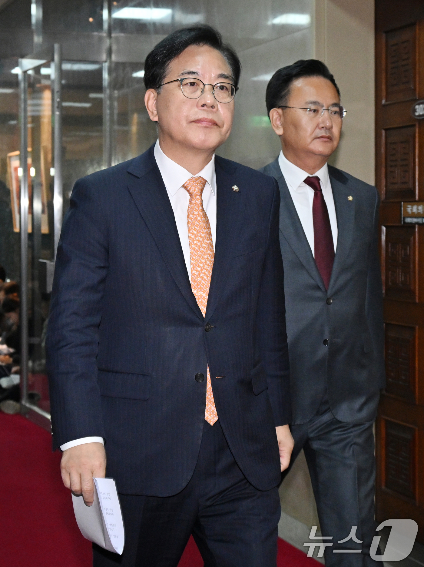 (서울=뉴스1) 신웅수 기자 = 송언석 국민의힘 원내대표가 9일 서울 여의도 국회에서 우원식 국회의장, 김병기 더불어민주당 원내대표와 회동을 갖기 위해 의장실로 향하고 있다. (공 …