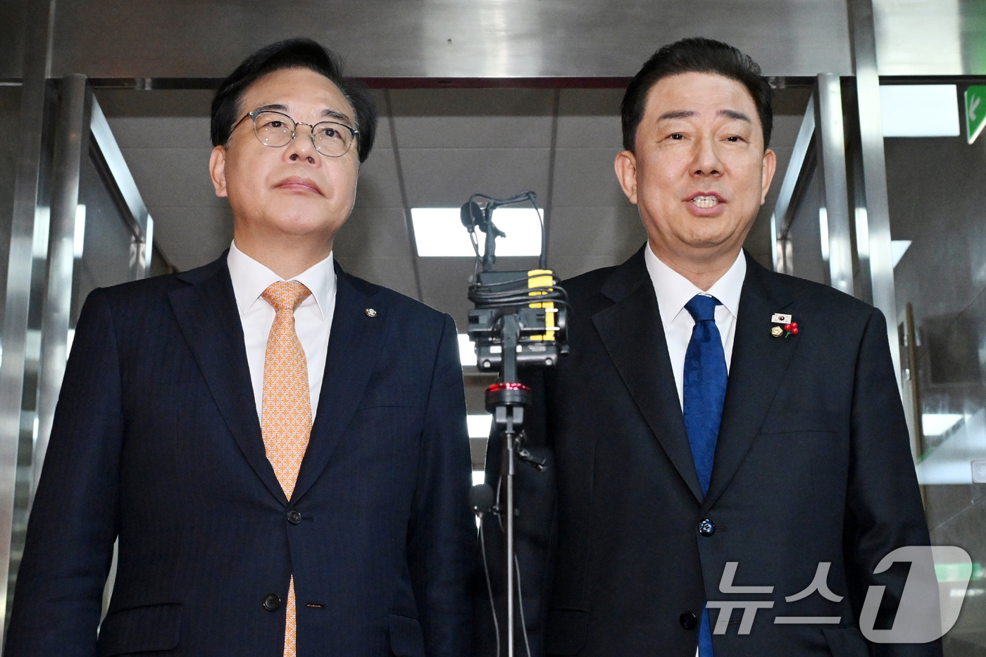 (서울=뉴스1) 이승배 기자 = 김병기 더불어민주당 원내대표와 송언석 국민의힘 원내대표가 9일 국회에서 우원식 국회의장과 회동을 가진 뒤 입장을 밝히고 있다. (공동취재) 2025 …