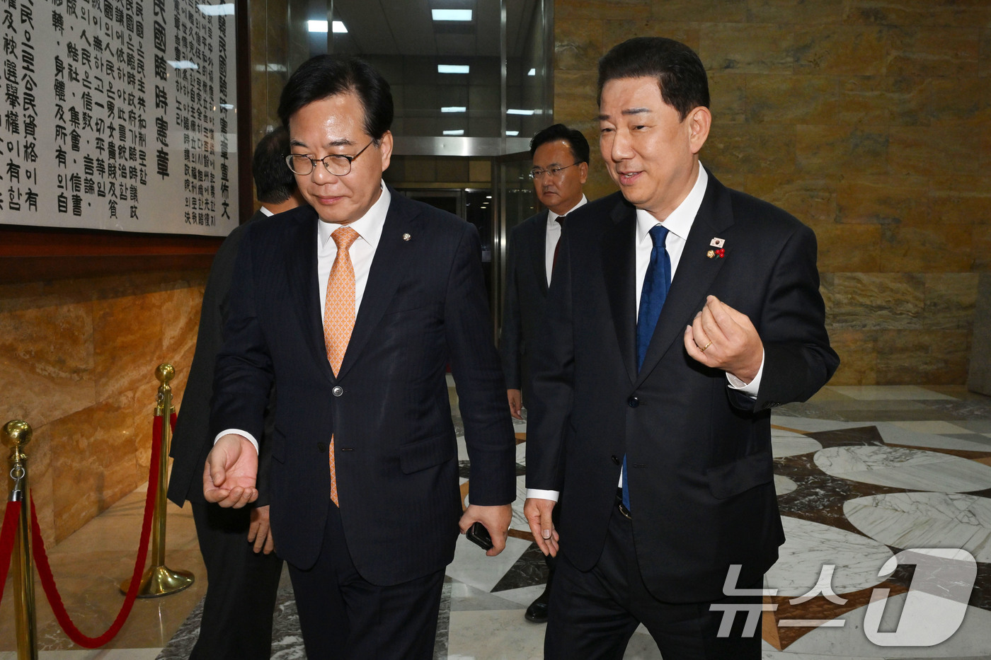 (서울=뉴스1) 이승배 기자 = 김병기 더불어민주당 원내대표와 송언석 국민의힘 원내대표가 9일 국회에서 우원식 국회의장과 회동을 가진 뒤 대화하고 있다. (공동취재) 2025.12 …