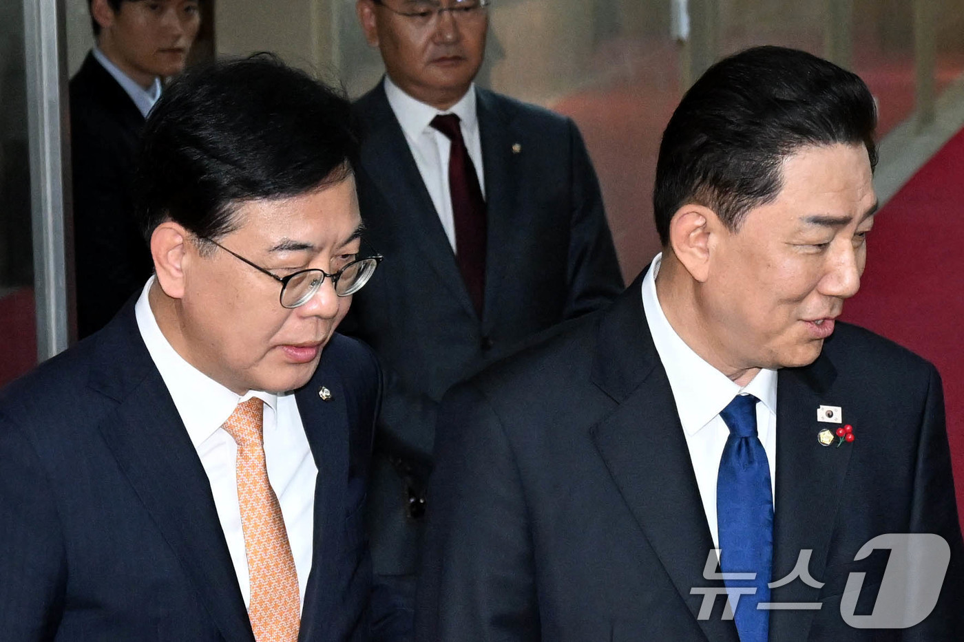 (서울=뉴스1) 이승배 기자 = 김병기 더불어민주당 원내대표와 송언석 국민의힘 원내대표가 9일 국회에서 우원식 국회의장과 회동을 가진 뒤 의장실을 나서고 있다. (공동취재) 202 …