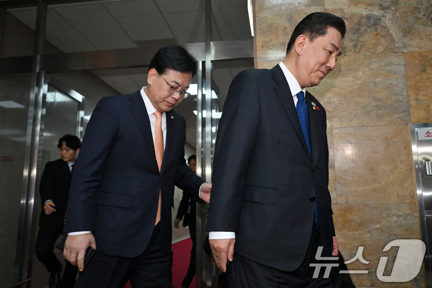 (서울=뉴스1) 이승배 기자 = 김병기 더불어민주당 원내대표와 송언석 국민의힘 원내대표가 9일 국회에서 우원식 국회의장과 회동을 가진 뒤 의장실을 나서고 있다. (공동취재) 202 …