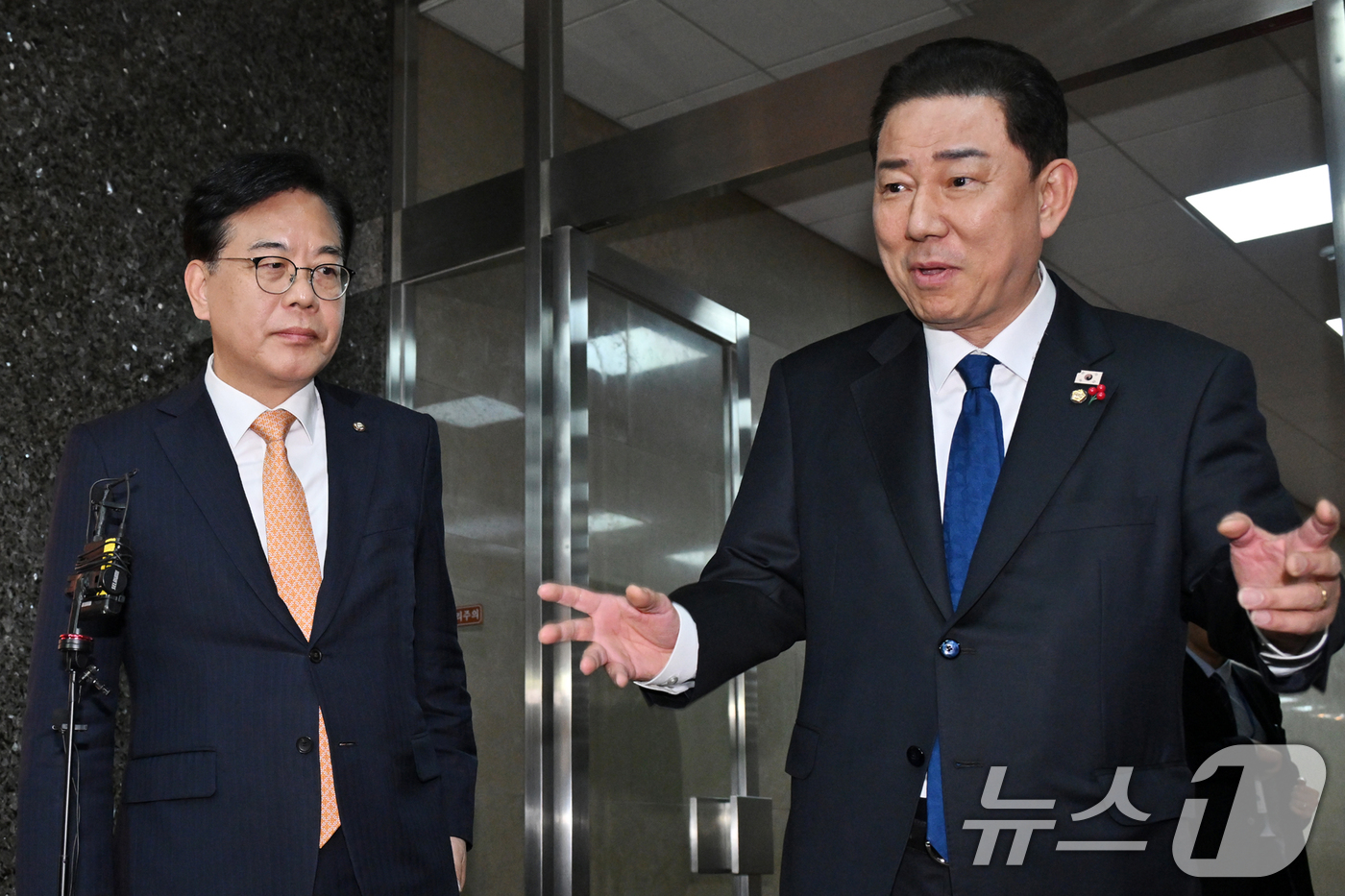 (서울=뉴스1) 이승배 기자 = 김병기 더불어민주당 원내대표와 송언석 국민의힘 원내대표가 9일 국회에서 우원식 국회의장과 회동을 가진 뒤 의장실을 나서고 있다. (공동취재) 202 …