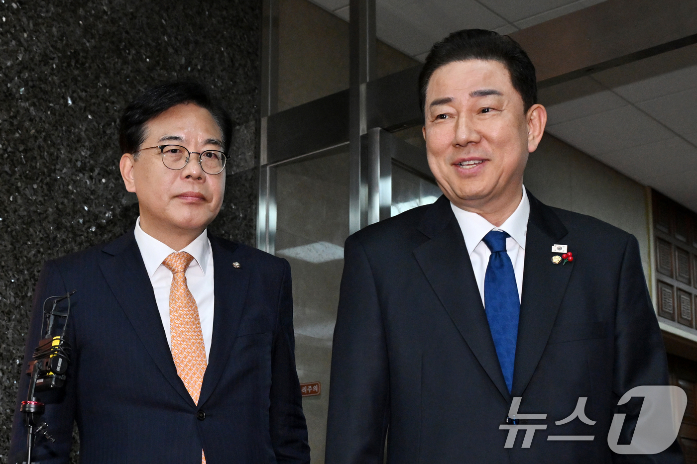 (서울=뉴스1) 이승배 기자 = 김병기 더불어민주당 원내대표와 송언석 국민의힘 원내대표가 9일 국회에서 우원식 국회의장과 회동을 가진 뒤 의장실을 나서고 있다. (공동취재) 202 …