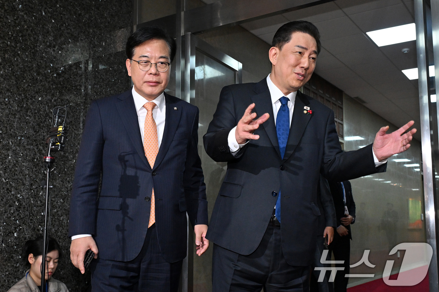 (서울=뉴스1) 이승배 기자 = 김병기 더불어민주당 원내대표와 송언석 국민의힘 원내대표가 9일 국회에서 우원식 국회의장과 회동을 가진 뒤 의장실을 나서고 있다. (공동취재) 202 …