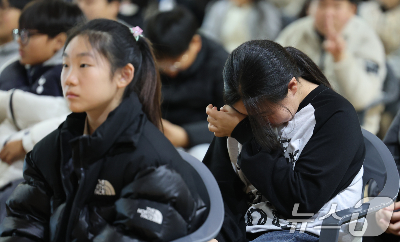 (대전=뉴스1) 김기태 기자 = 9일 대전 서구 변동초등학교에서 열린 졸업식에서 졸업생이 눈물을 닦고 있다. 2025.12.9/뉴스1