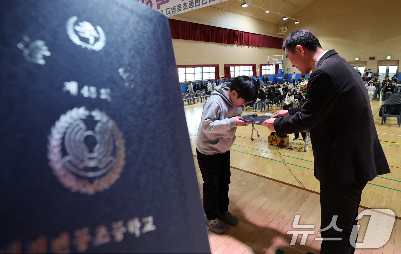 (대전=뉴스1) 김기태 기자 = 9일 대전 서구 변동초등학교에서 열린 졸업식에서 졸업생이 졸업장을 받고 있다. 2025.12.9/뉴스1