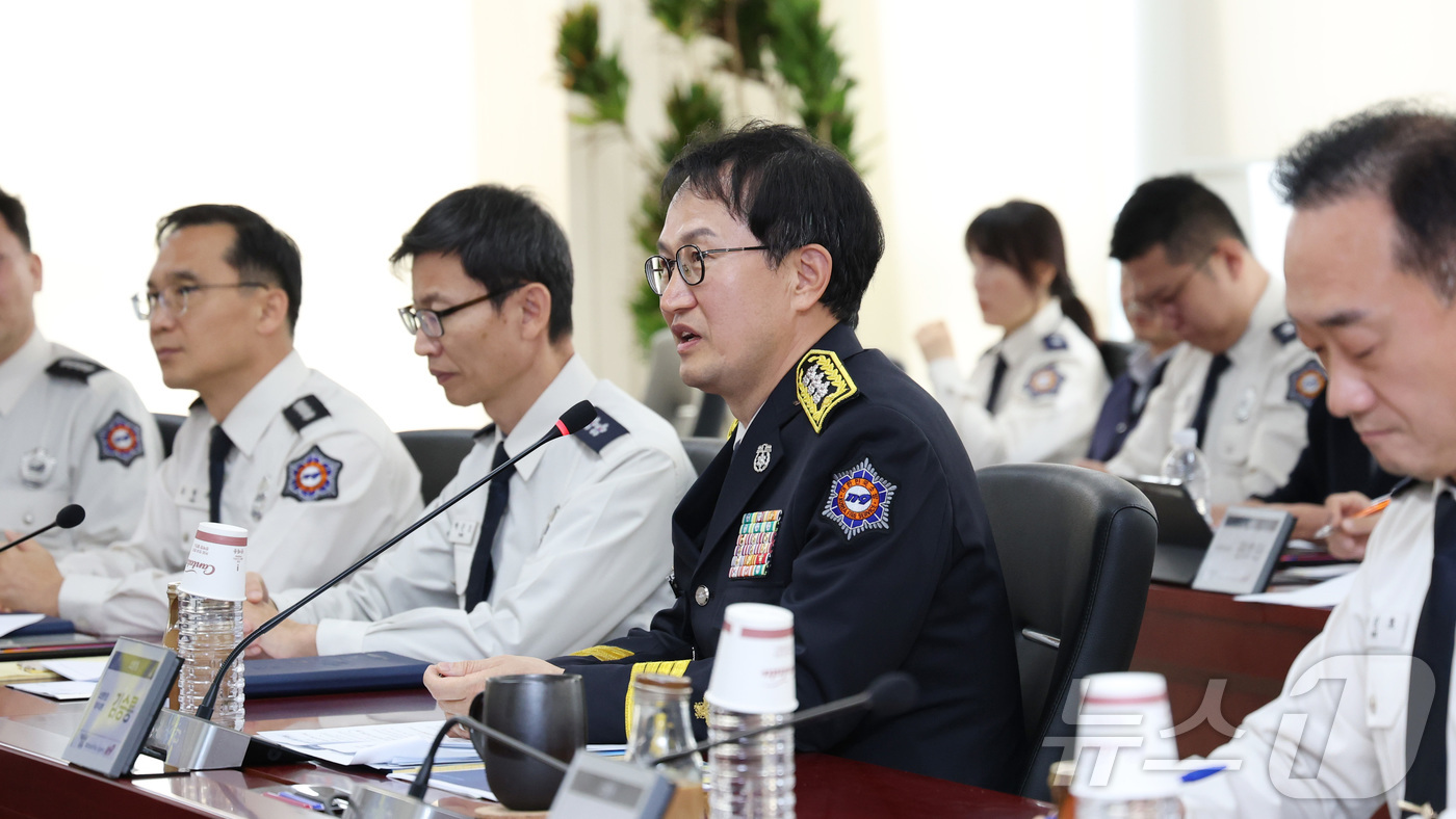 (세종=뉴스1) 김기남 기자 = 김승룡 소방청 청장 직무대행이 9일 세종시 소방청에서 열린 국군대전병원과 응급의료 분야 협력 강화를 위한 현안 간담회에서 인사말을 하고 있다.소방청 …