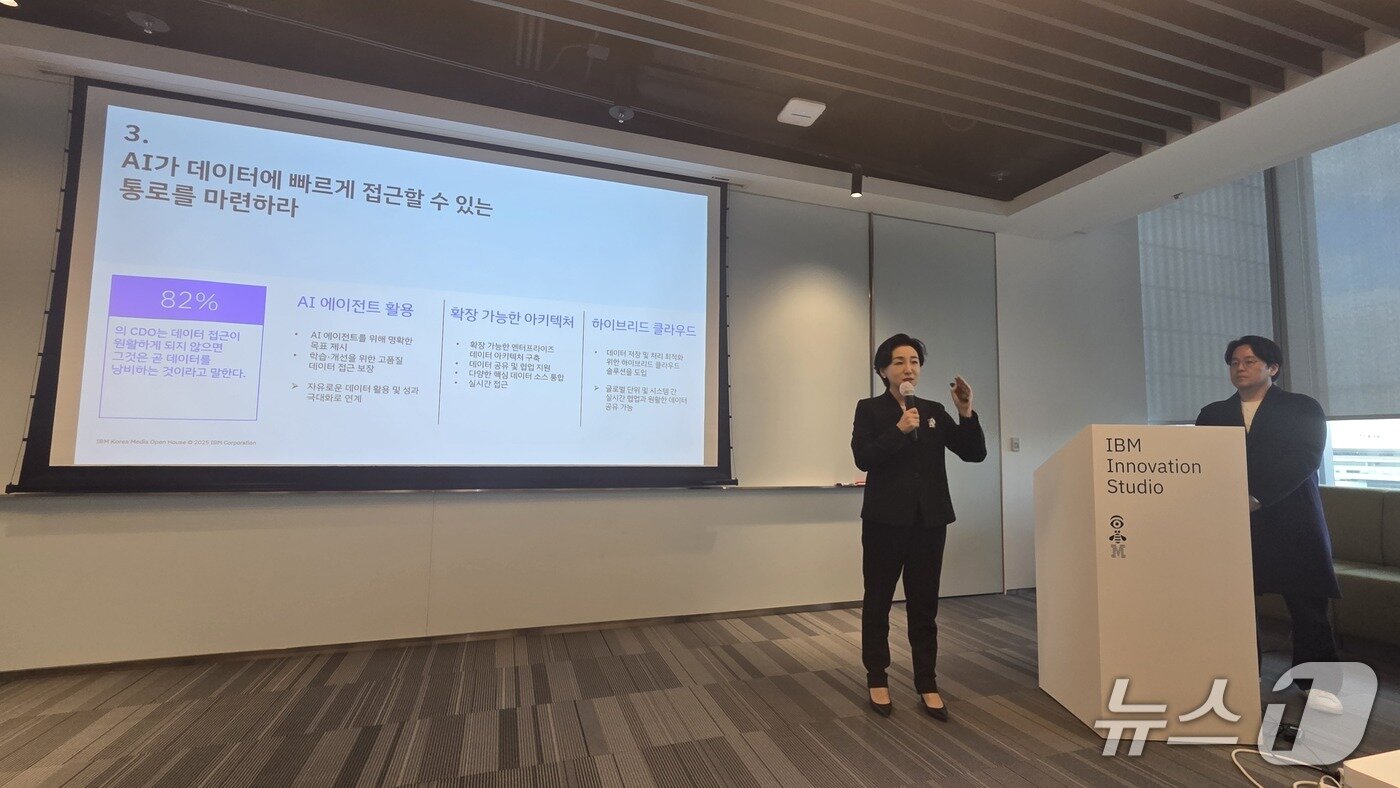 본문 이미지 - 이수정 한국IBM 사장이 서울 여의도 Three IFC 6층 IBM 미디어 오픈하우스에서 질의에 답변하고 있다. 2025.12.9 뉴스1 ⓒ News1 김민석 기자