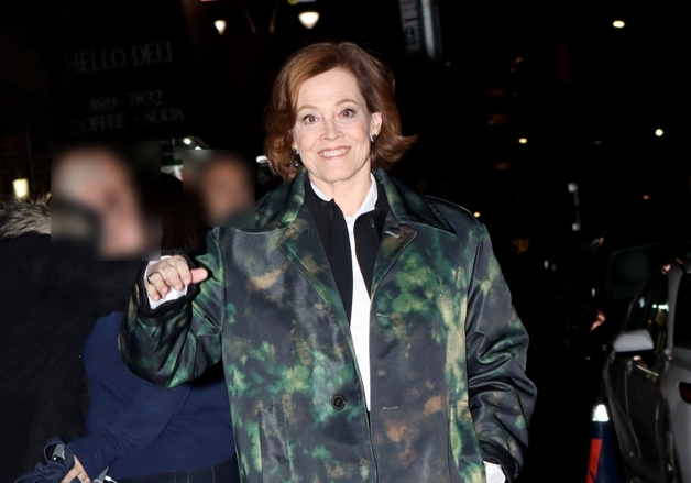 '아바타' 시고니 위버, 76세 맞아? 나이 믿기지 않는 동안 미모 [N해외연예]