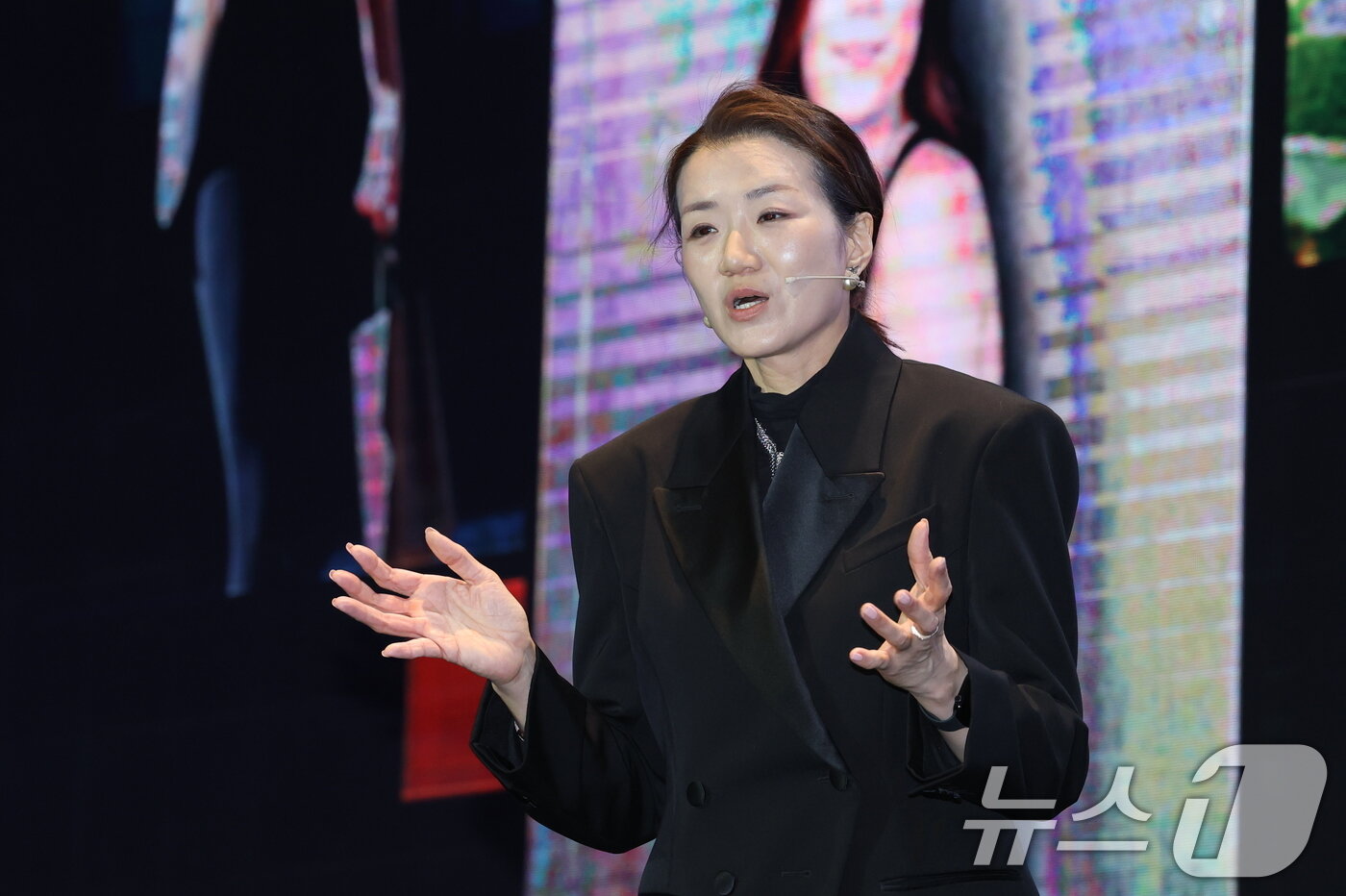 본문 이미지 - 조현민 한진 사장이 9일 오후 서울 용산구 드래곤시티호텔에서 열린 &#39;한진 언박싱데이 2025&#39;에서 주제발표를 하고 있다. 2025.12.9/뉴스1 ⓒ News1 이광호 기자