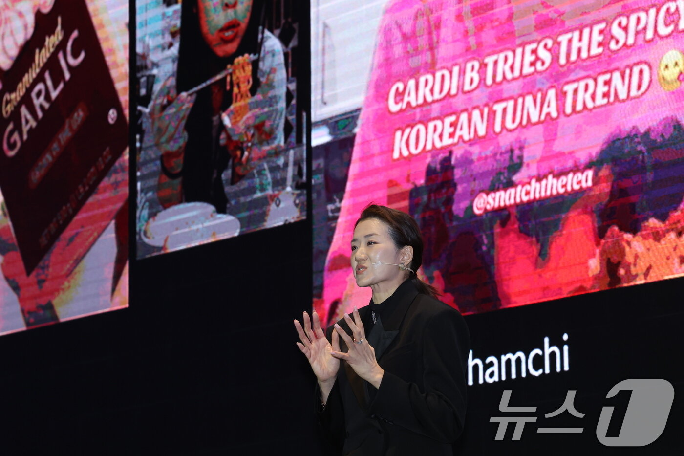 본문 이미지 - 조현민 한진 사장이 9일 오후 서울 용산구 드래곤시티호텔에서 열린 &#39;한진 언박싱데이 2025&#39;에서 K-뷰티의 성공 비결에 대해 설명하고 있다. 2025.12.9/뉴스1 ⓒ News1 이광호 기자