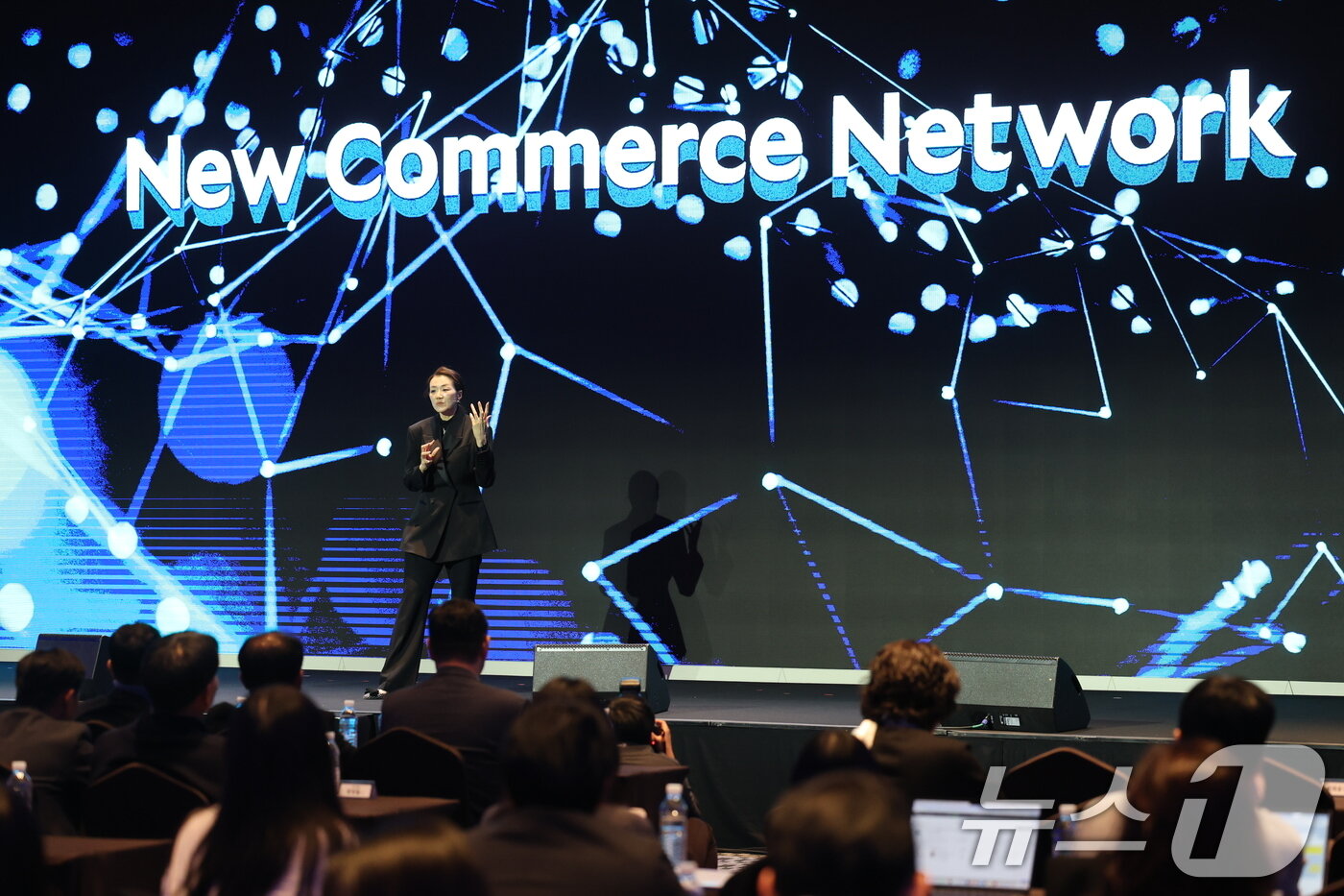 본문 이미지 - 조현민 한진 사장이 9일 오후 서울 용산구 드래곤시티호텔에서 열린 &#39;한진 언박싱데이 2025&#39;에서 주제발표를 하고 있다. 2025.12.9/뉴스1 ⓒ News1 이광호 기자