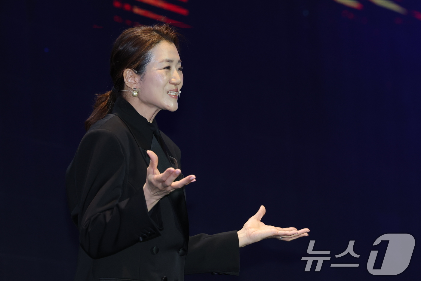 (서울=뉴스1) 이광호 기자 = 조현민 한진 사장이 9일 오후 서울 용산구 드래곤시티호텔에서 열린 '한진 언박싱데이 2025'에서 주제발표를 하고 있다. 2025.12.9/뉴스1