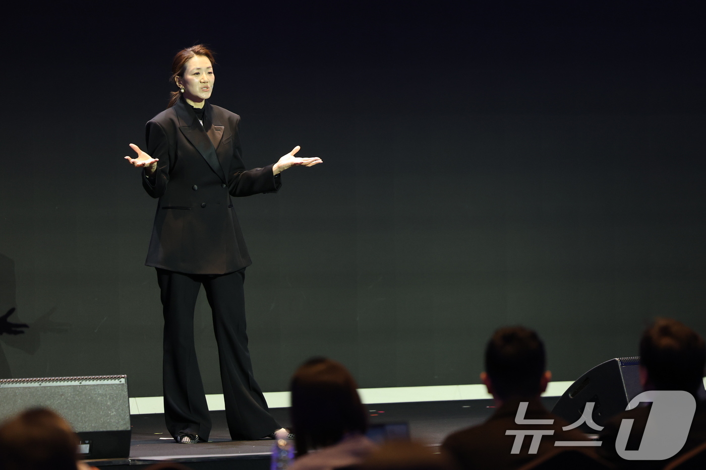 (서울=뉴스1) 이광호 기자 = 조현민 한진 사장이 9일 오후 서울 용산구 드래곤시티호텔에서 열린 '한진 언박싱데이 2025'에서 주제발표를 하고 있다. 2025.12.9/뉴스1