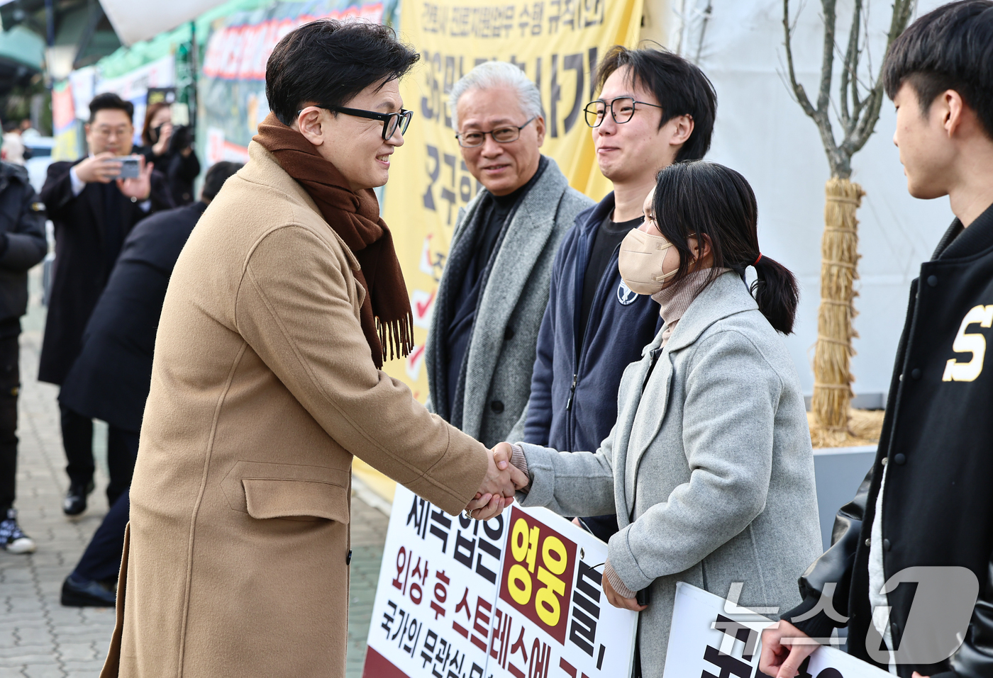 (서울=뉴스1) 김도우 기자 = 한동훈 국민의힘 전 대표가 9일 서울 여의도 국회 앞에서 열린 군인 재해보상법 개정 촉구 시위에 동참하며 제2연평해전에서 전사한 고 한상국 상사의 …