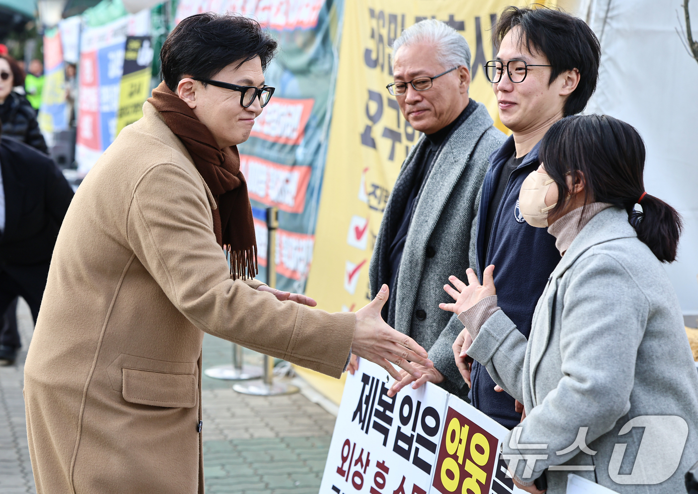 (서울=뉴스1) 김도우 기자 = 한동훈 국민의힘 전 대표가 9일 서울 여의도 국회 앞에서 열린 군인 재해보상법 개정 촉구 시위에 동참하며 제2연평해전에서 전사한 고 한상국 상사의 …