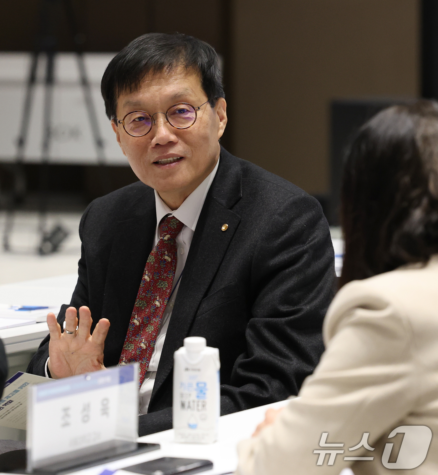 (서울=뉴스1) 오대일 기자 = 이창용 한국은행 총재가 9일 오후 서울 중구 한국은행 별관 컨퍼런스홀에서 '잠재성장률 제고를 위한 금융의 역할'을 주제로 열린 한국금융학회-한국은행 …