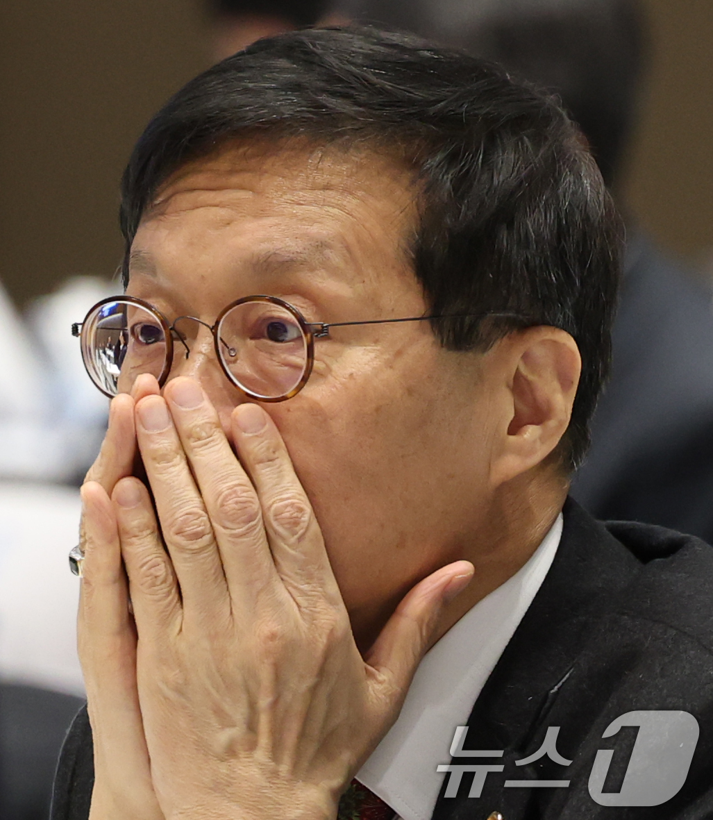 (서울=뉴스1) 오대일 기자 = 이창용 한국은행 총재가 9일 오후 서울 중구 한국은행 별관 컨퍼런스홀에서 '잠재성장률 제고를 위한 금융의 역할'을 주제로 열린 한국금융학회-한국은행 …