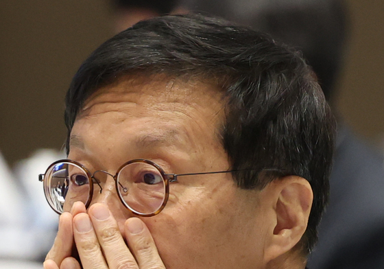 얼굴 감싼 이창용 한은 총재