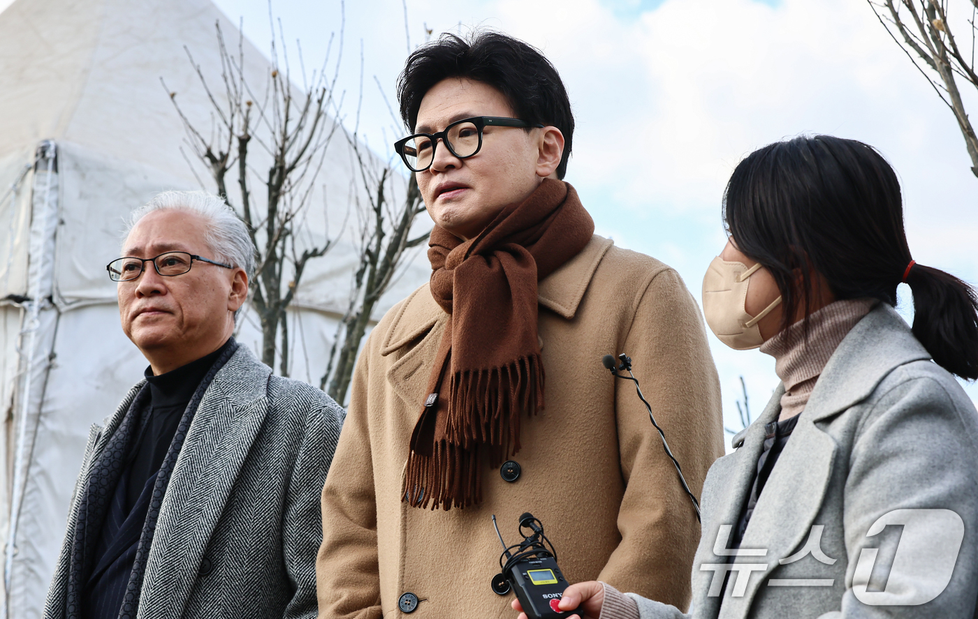 (서울=뉴스1) 김도우 기자 = 한동훈 국민의힘 전 대표가 9일 서울 여의도 국회 앞에서 열린 군인 재해보상법 개정 촉구 시위에 동참하고 있다. 2025.12.9/뉴스1