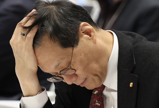 머리 쓸어넘기는 이창용 한은 총재