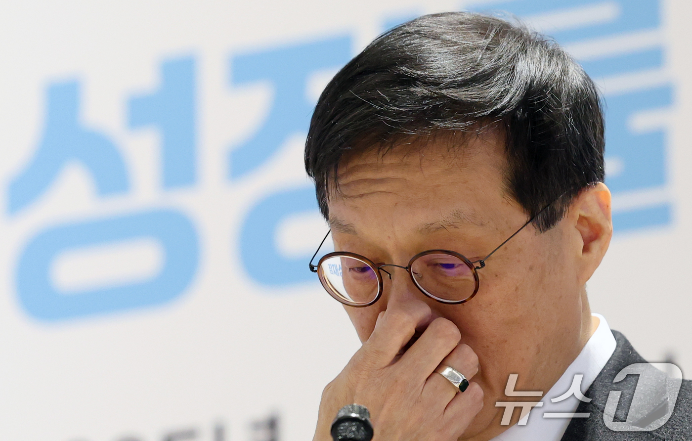 (서울=뉴스1) 오대일 기자 = 이창용 한국은행 총재가 9일 오후 서울 중구 한국은행 별관 컨퍼런스홀에서 '잠재성장률 제고를 위한 금융의 역할'을 주제로 열린 한국금융학회-한국은행 …