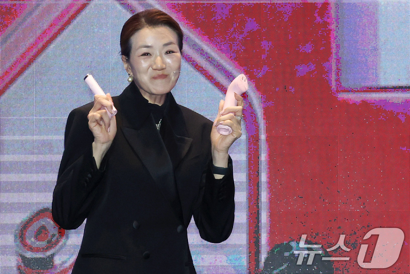 (서울=뉴스1) 이광호 기자 = 조현민 한진 사장이 9일 오후 서울 용산구 드래곤시티호텔에서 열린 '한진 언박싱데이 2025'에서 주제발표를 하고 있다.  2025.12.9/뉴스1 …