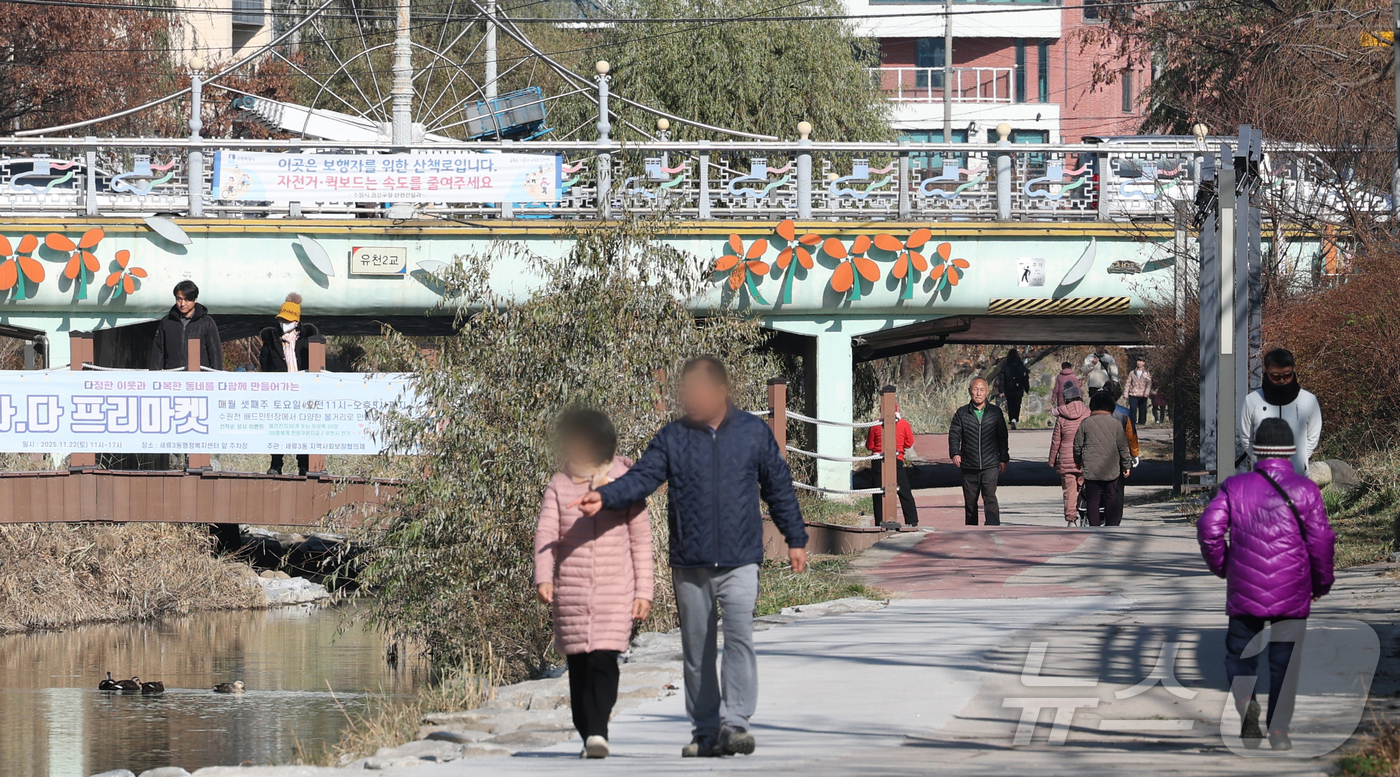 (수원=뉴스1) 김영운 기자 = 포근한 겨울 날씨를 보인 9일 경기 수원시 권선구 세류천에서 시민들이 산책을 즐기고 있다. 2025.12.9/뉴스1