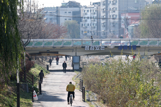 포근한 날씨에 산책 나온 시민들