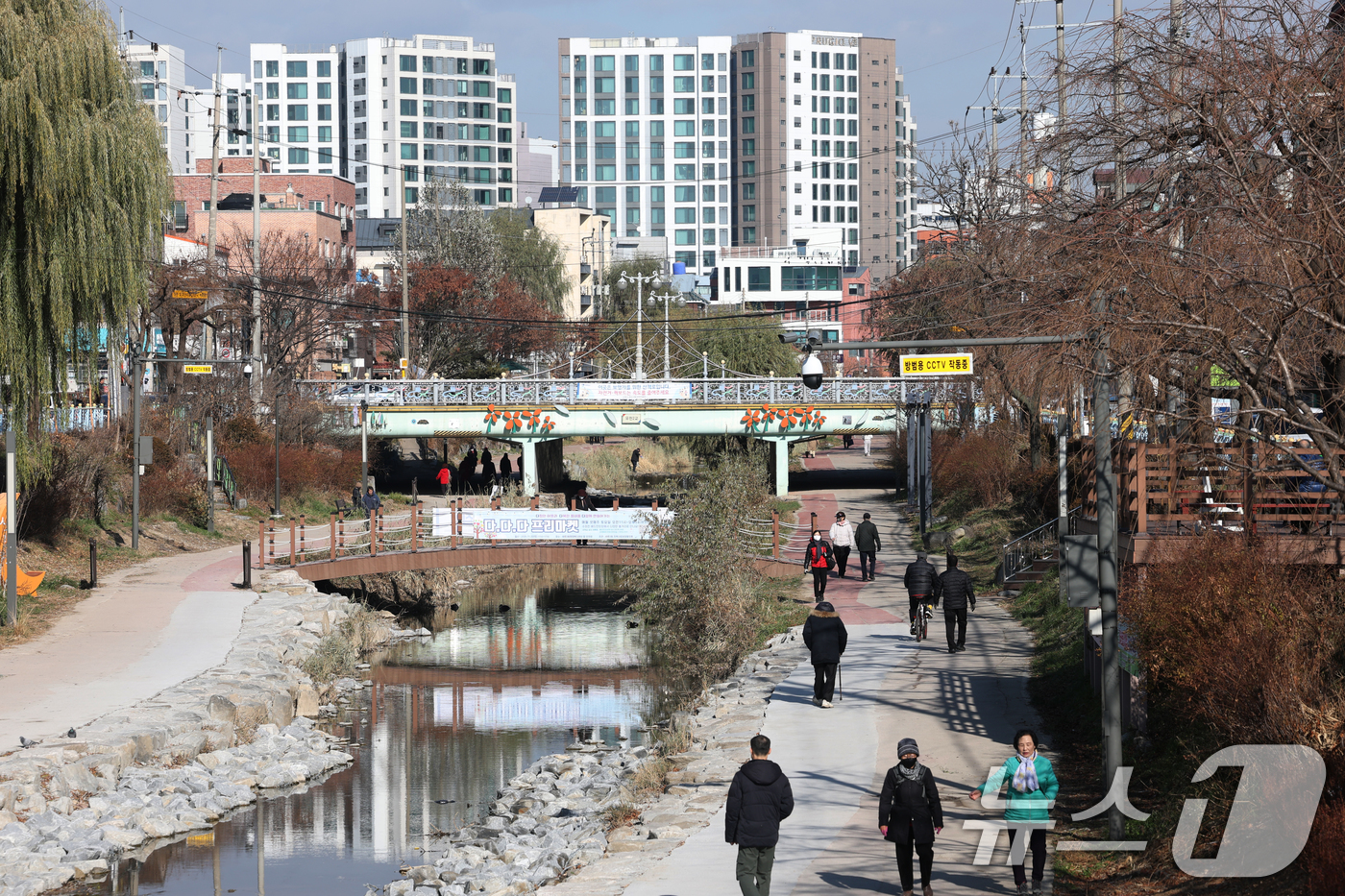 (수원=뉴스1) 김영운 기자 = 포근한 겨울 날씨를 보인 9일 경기 수원시 권선구 세류천에서 시민들이 산책을 즐기고 있다. 2025.12.9/뉴스1