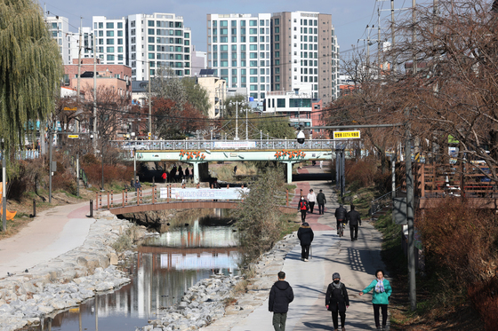 포근한 날씨에 산책 나온 시민들