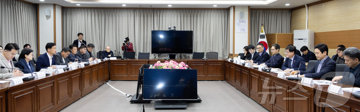 (서울=뉴스1) = 김성환 기후에너지환경부장관이 9일 서울 서초구 소재 한강홍수통제소에서 서울 동북 4구(도봉구·노원구·성북구·강북구) 지자체와 간담회를 갖고 지역별 환경 현안 등 …