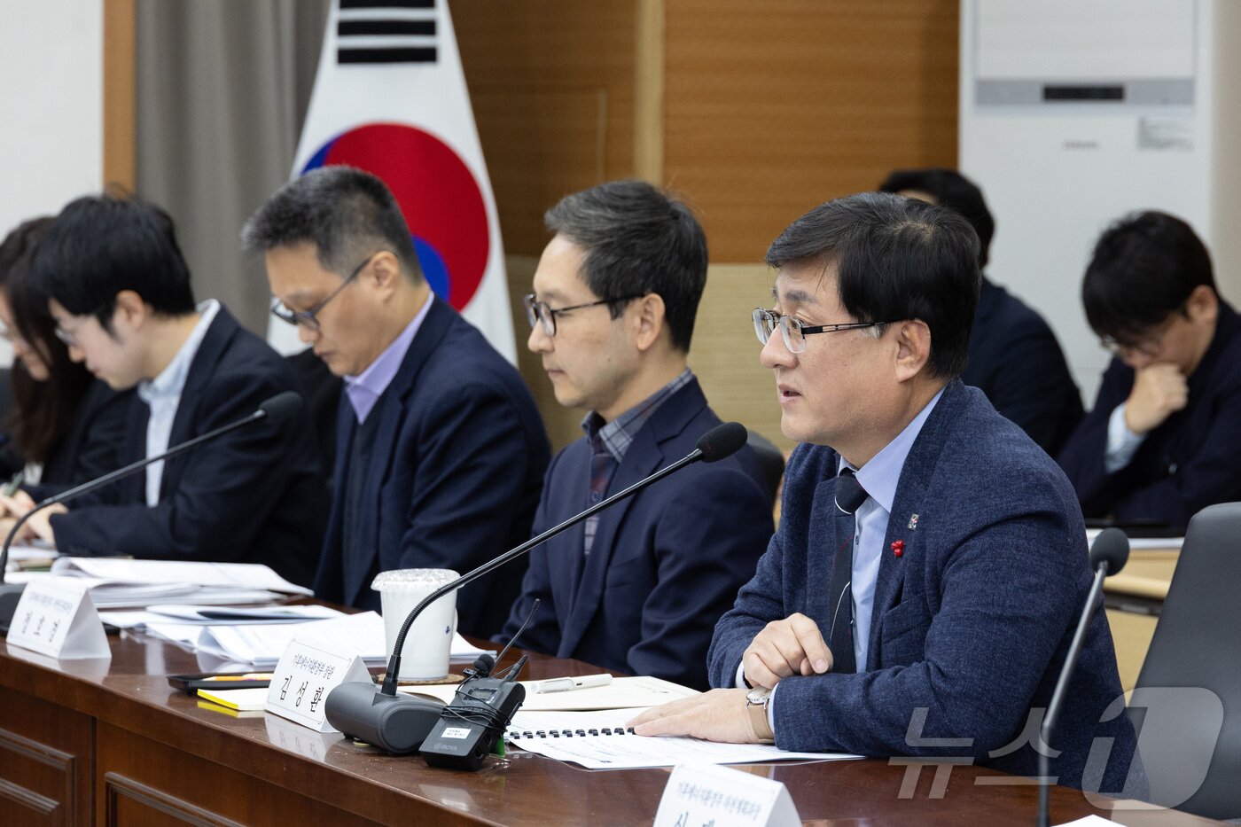 본문 이미지 - 김성환 기후에너지환경부장관이 9일 서울 서초구 소재 한강홍수통제소에서 서울 동북 4구&#40;도봉구·노원구·성북구·강북구&#41; 지자체와 간담회를 갖고 지역별 환경 현안 등을 논의하고 있다. &#40;기후에너지환경부 제공. 재판매 및 DB금지&#41; 2025.12.9/뉴스1