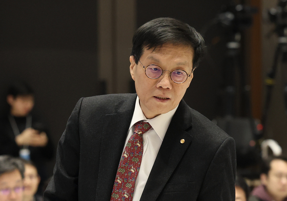 굳은 얼굴의 이창용 한은 총재