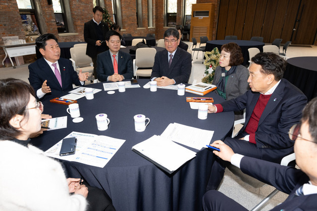 "철도 관련 공공기관 유치"…제천시 민관 대표-김영환 지사 면담