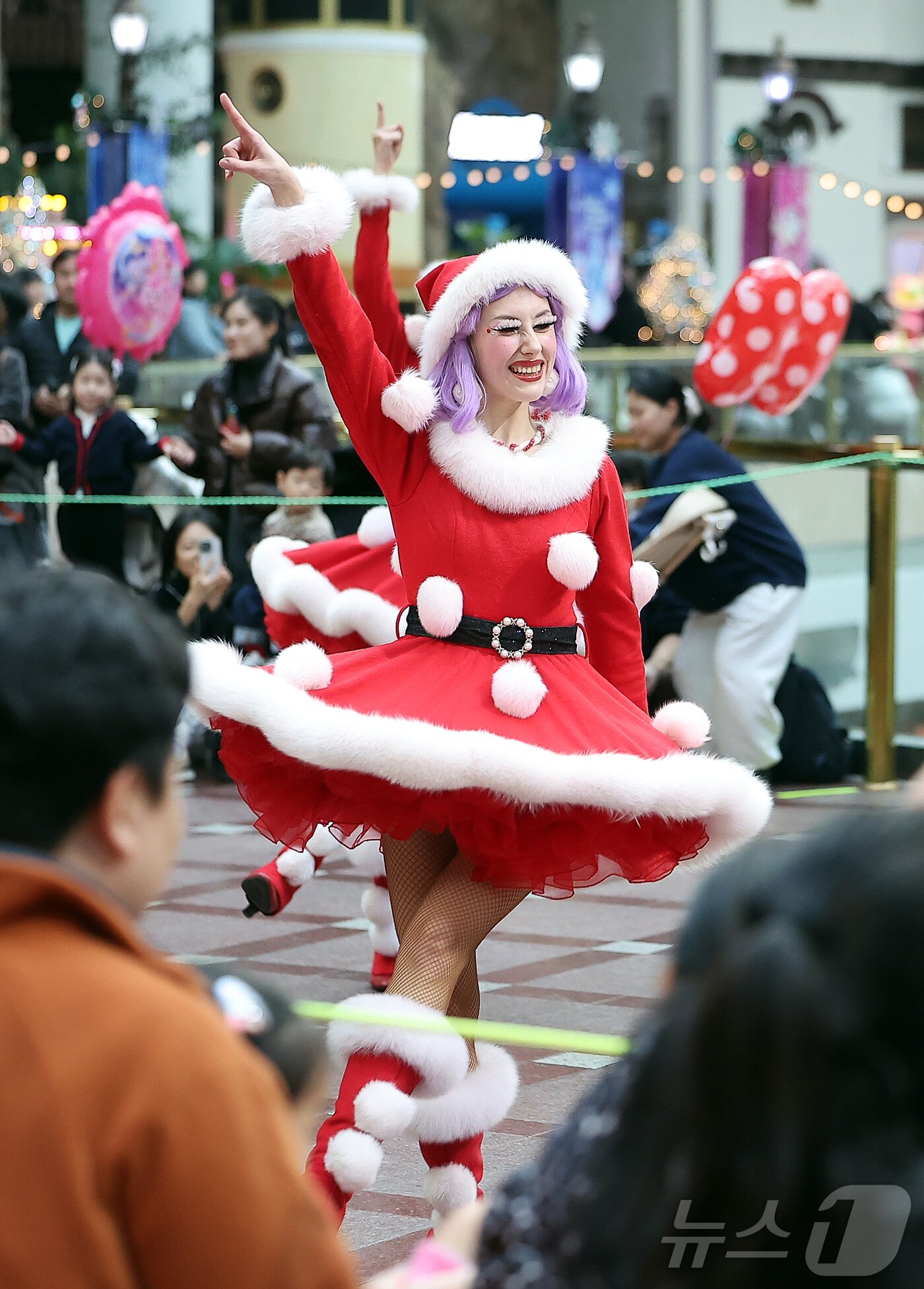 본문 이미지 - 9일 오후 서울 송파구 롯데월드 어드벤처에서 연기자들이 겨울 시즌 축제 ‘트윙클 미라클 윈터’ 퍼레이드를 펼치고 있다. 2025.12.9/뉴스1 ⓒ News1 김진환 기자