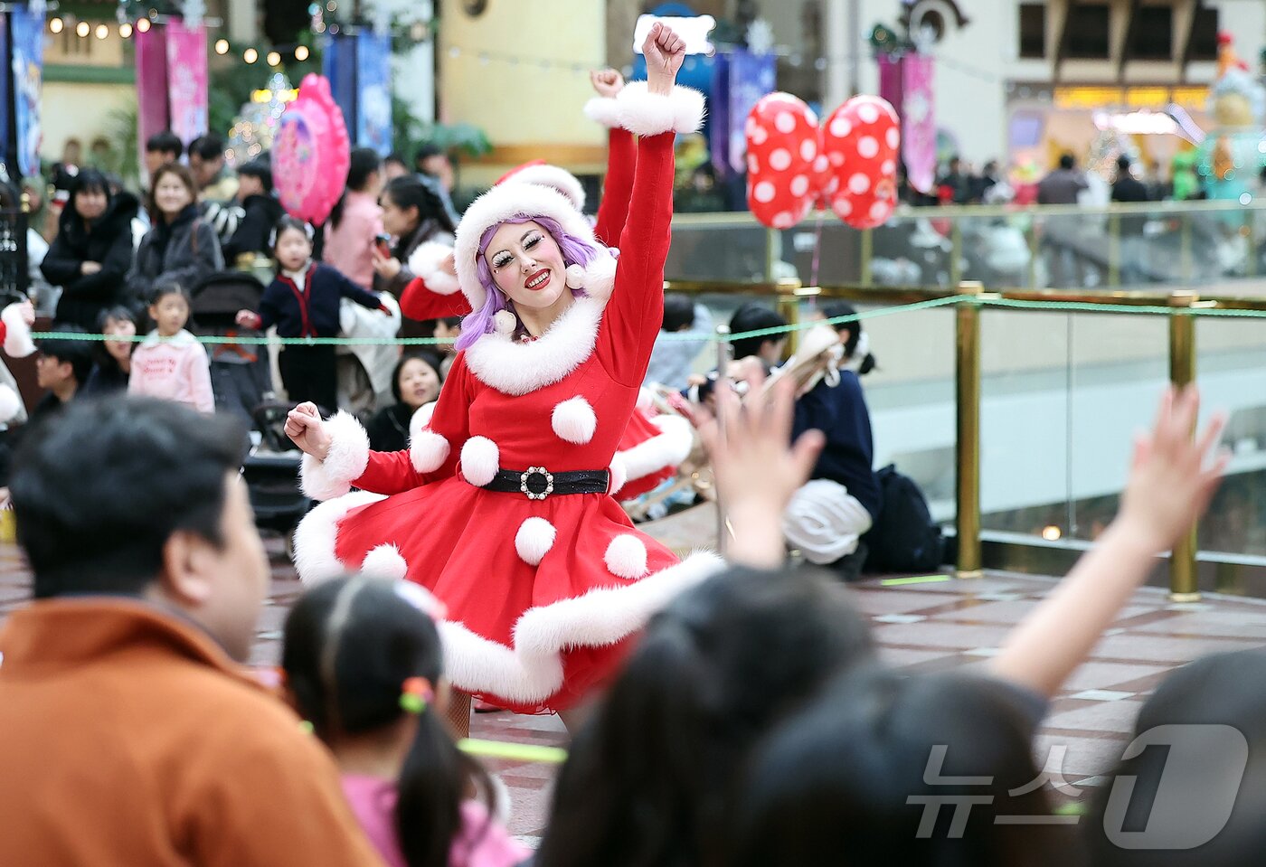 본문 이미지 - 9일 오후 서울 송파구 롯데월드 어드벤처에서 연기자들이 겨울 시즌 축제 ‘트윙클 미라클 윈터’ 퍼레이드를 펼치고 있다. 2025.12.9/뉴스1 ⓒ News1 김진환 기자