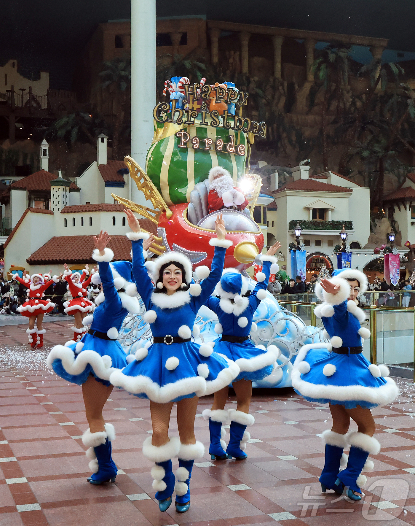 (서울=뉴스1) 김진환 기자 = 9일 오후 서울 송파구 롯데월드 어드벤처에서 연기자들이 겨울 시즌 축제 ‘트윙클 미라클 윈터’ 퍼레이드를 펼치고 있다.롯데월드 어드벤처는 내년 3월 …