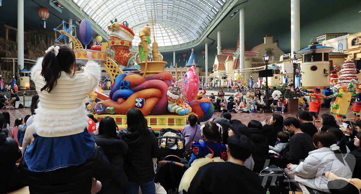 본문 이미지 - 9일 오후 서울 송파구 롯데월드 어드벤처에서 연기자들이 겨울 시즌 축제 ‘트윙클 미라클 윈터’ 퍼레이드를 펼치고 있다. 2025.12.9/뉴스1 ⓒ News1 김진환 기자