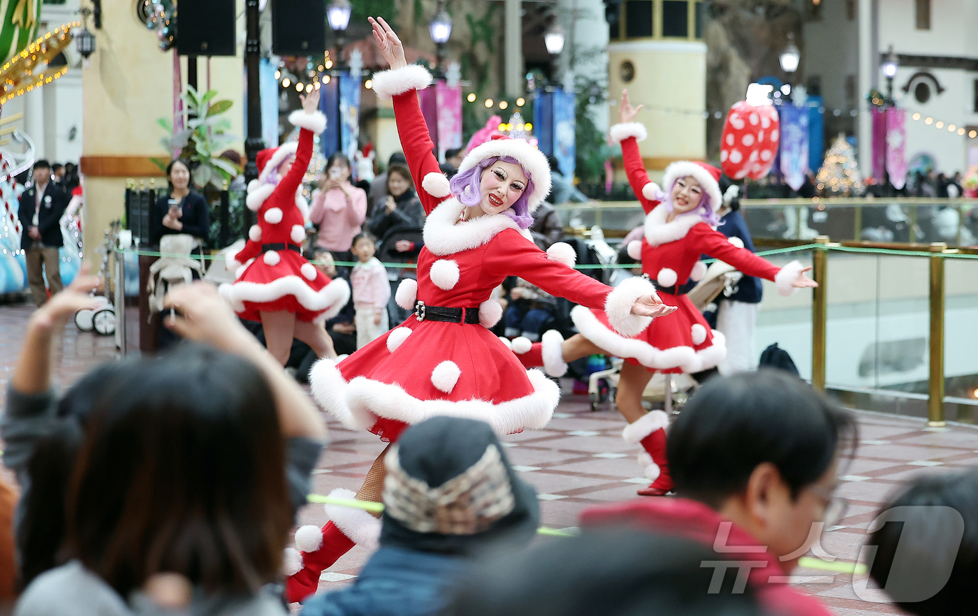 (서울=뉴스1) 김진환 기자 = 9일 오후 서울 송파구 롯데월드 어드벤처에서 연기자들이 겨울 시즌 축제 ‘트윙클 미라클 윈터’ 퍼레이드를 펼치고 있다.롯데월드 어드벤처는 내년 3월 …