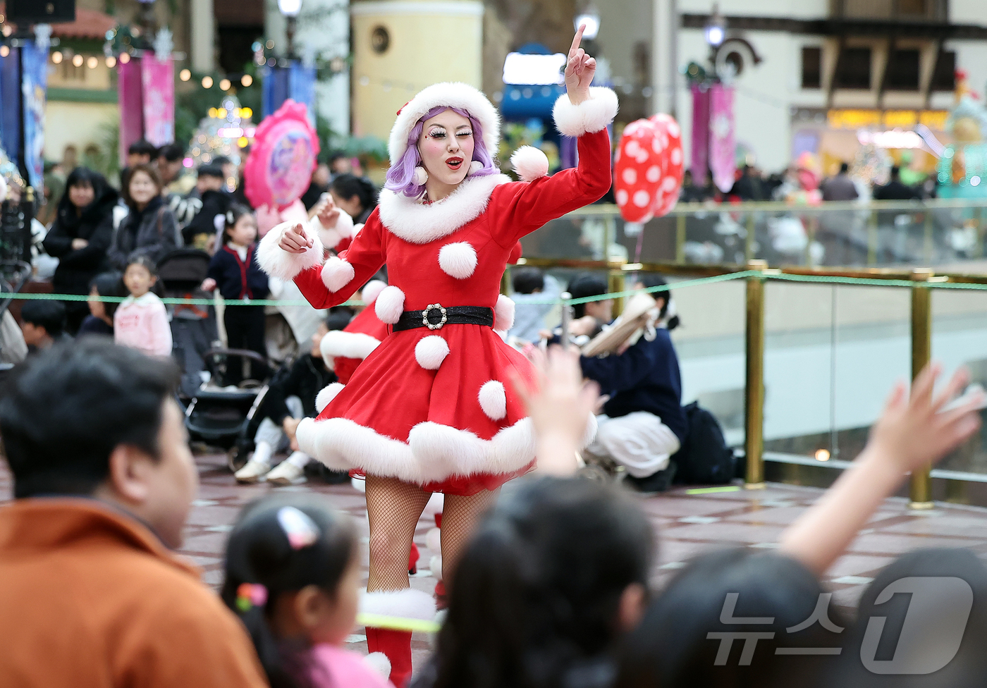 (서울=뉴스1) 김진환 기자 = 9일 오후 서울 송파구 롯데월드 어드벤처에서 연기자들이 겨울 시즌 축제 ‘트윙클 미라클 윈터’ 퍼레이드를 펼치고 있다.롯데월드 어드벤처는 내년 3월 …