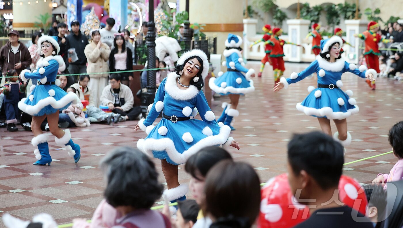 본문 이미지 - 9일 오후 서울 송파구 롯데월드 어드벤처에서 연기자들이 겨울 시즌 축제 ‘트윙클 미라클 윈터’ 퍼레이드를 펼치고 있다. 2025.12.9/뉴스1 ⓒ News1 김진환 기자