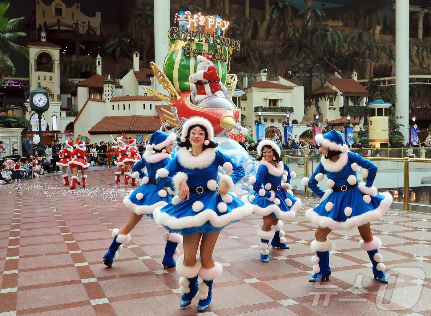 본문 이미지 - 9일 오후 서울 송파구 롯데월드 어드벤처에서 연기자들이 겨울 시즌 축제 ‘트윙클 미라클 윈터’ 퍼레이드를 펼치고 있다. 2025.12.9/뉴스1 ⓒ News1 김진환 기자