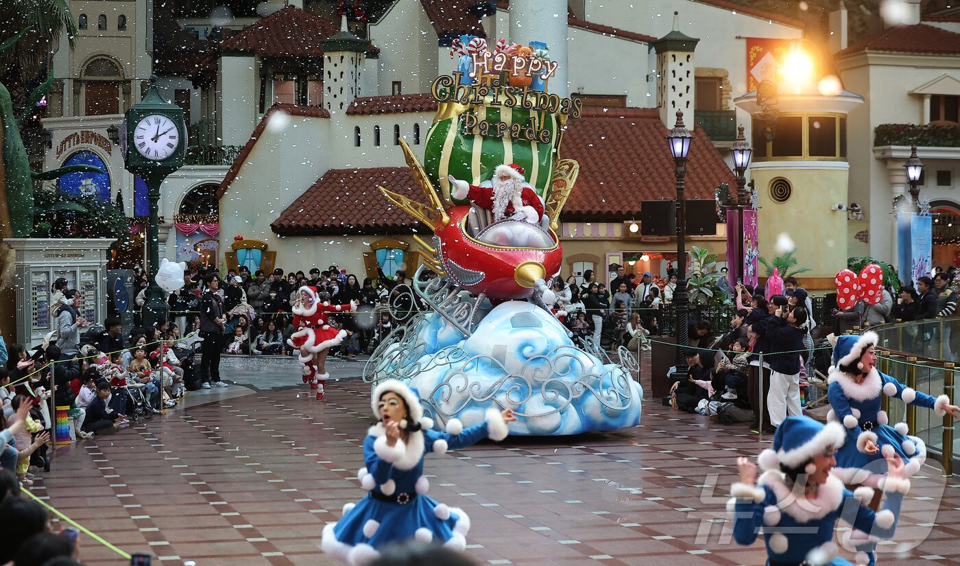 본문 이미지 - 9일 오후 서울 송파구 롯데월드 어드벤처에서 연기자들이 겨울 시즌 축제 ‘트윙클 미라클 윈터’ 퍼레이드를 펼치고 있다. 2025.12.9/뉴스1 ⓒ News1 김진환 기자